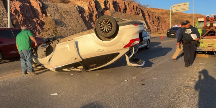 Vuelca automóvil en la 20 de Noviembre y Lombardo Toledano