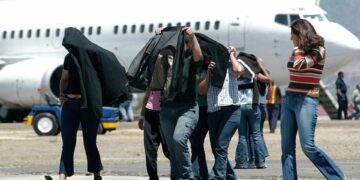 Ofrece Trump estímulo de mil dólares para todos los migrantes que se autodeporten