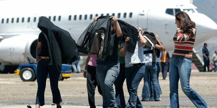 Ofrece Trump estímulo de mil dólares para todos los migrantes que se autodeporten