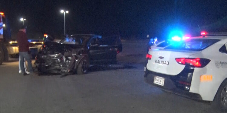 Colisionan dos camionetas en el Acceso Norte de Delicias