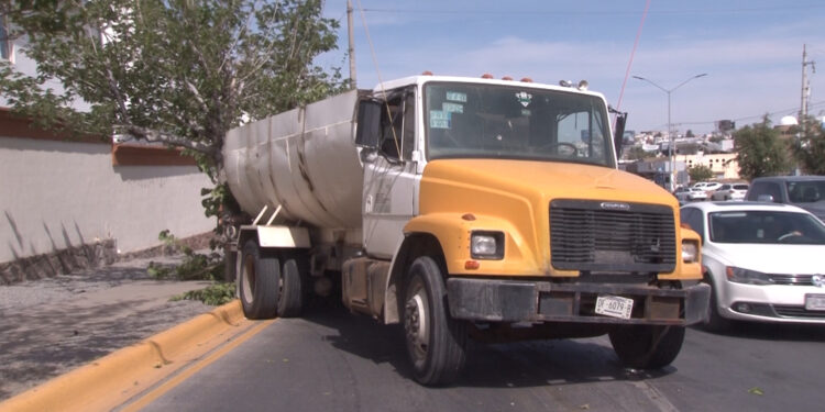 Falla mecánica en pipa causa accidente en la avenida Cantera
