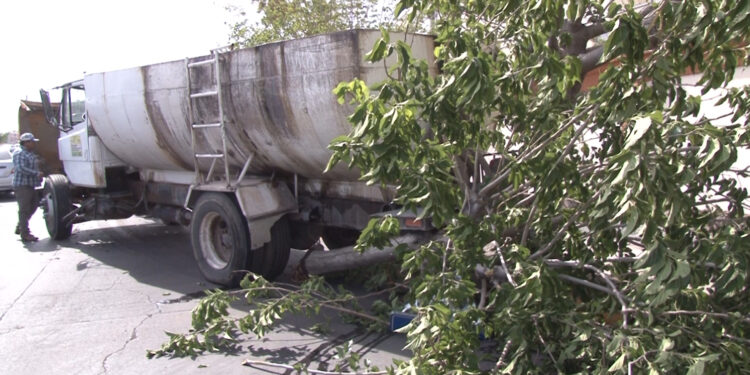 Falla mecánica en pipa causa accidente en la avenida Cantera