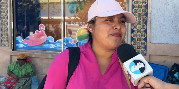 Vendedores trabajan aunque sea feriado