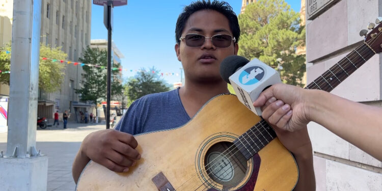 Vendedores trabajan aunque sea feriado