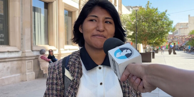 Vendedores trabajan aunque sea feriado