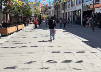 Vendedores trabajan aunque sea feriado