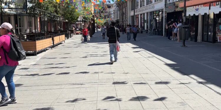 Vendedores trabajan aunque sea feriado