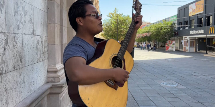 Vendedores trabajan aunque sea feriado