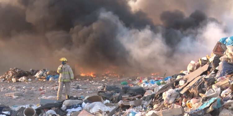 Arde parte de basurero en el municipio de Meoqui