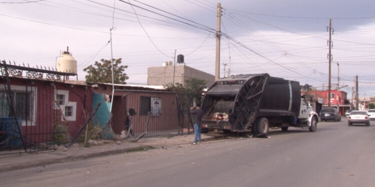Camión de basura se impacta contra autos y casa en la colonia Villa