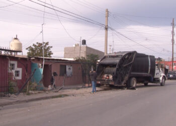 Camión de basura se impacta contra autos y casa en la colonia Villa