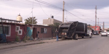 Camión de basura se impacta contra autos y casa en la colonia Villa