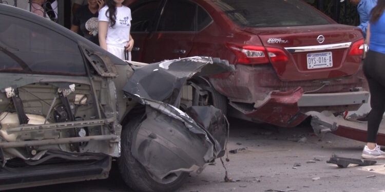 Camión de basura se impacta contra autos y casa en la colonia Villa