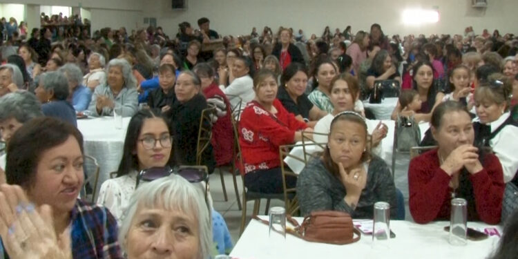 Más de 2 mil mujeres celebran el Día de las Madres en Cuauhtémoc