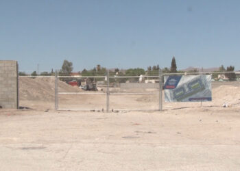 Vecinos denuncian cierre vial por construcción en Jardines de Sacramento