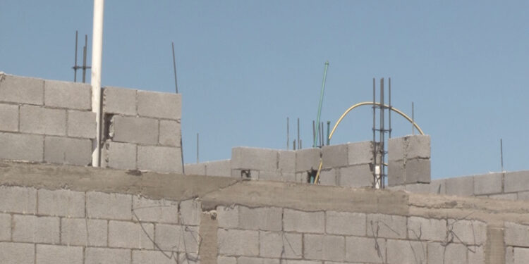 Vecinos denuncian cierre vial por construcción en Jardines de Sacramento