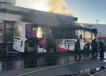 Se incendia camión del Bowí en la estación ISSSTE