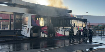 Se incendia camión del Bowí en la estación ISSSTE