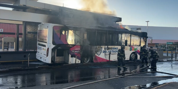 Se incendia camión del Bowí en la estación ISSSTE