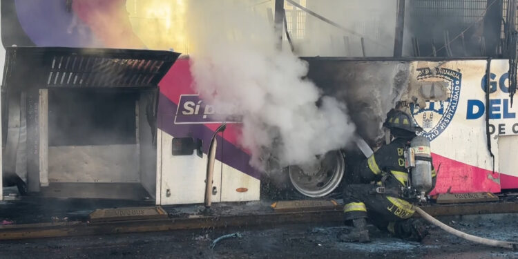 Se incendia camión del Bowí en la estación ISSSTE