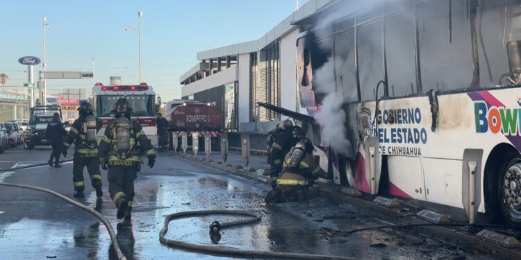 Se incendia camión del Bowí en la estación ISSSTE
