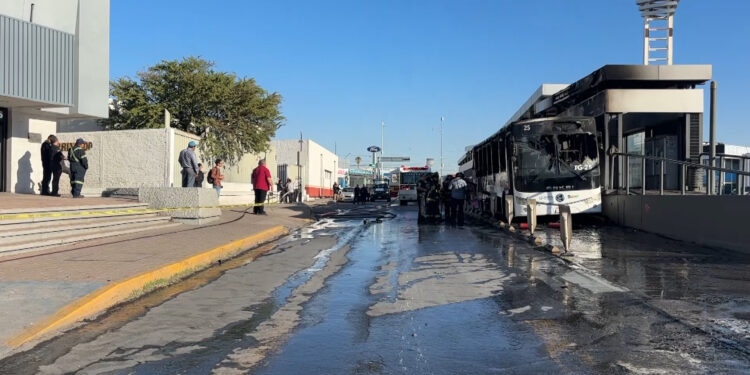 Se incendia camión del Bowí en la estación ISSSTE