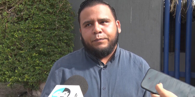 Padres toman primaria en Delicias por caso de bullying