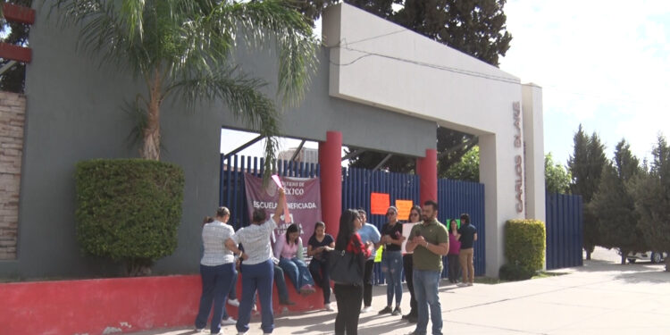 Padres toman primaria en Delicias por caso de bullying