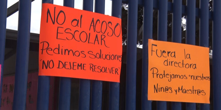 Padres toman primaria en Delicias por caso de bullying