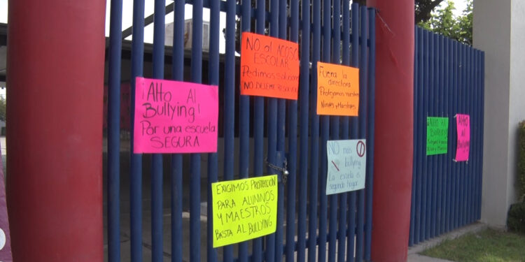 Padres toman primaria en Delicias por caso de bullying