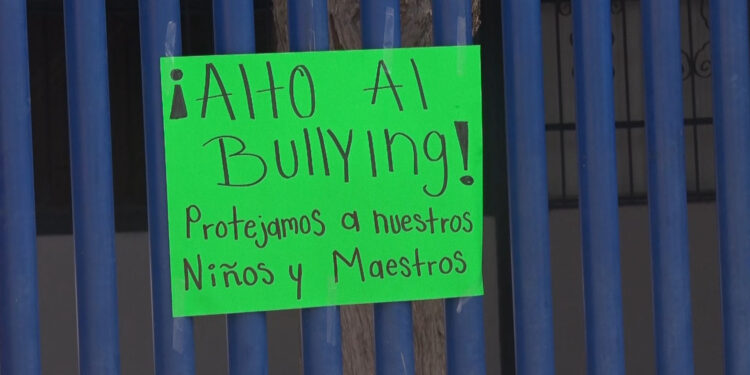 Padres toman primaria en Delicias por caso de bullying