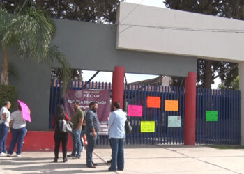 Padres toman primaria en Delicias por caso de bullying
