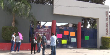 Padres toman primaria en Delicias por caso de bullying