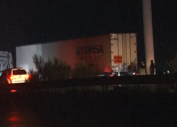 Se incendian llantas de tráiler en Meoqui