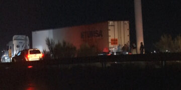 Se incendian llantas de tráiler en Meoqui