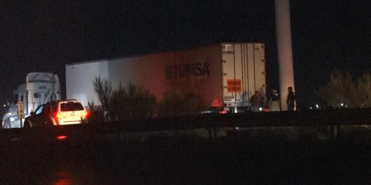 Se incendian llantas de tráiler en Meoqui