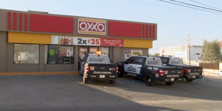 Asaltan Oxxo en Quintas Carolinas