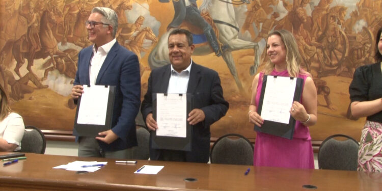 La UPCH firma convenio con la Universidad de Cambridge