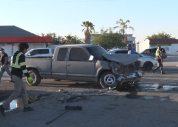 Encontronazo entre dos pick-ups en Delicias