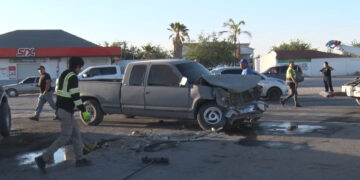 Encontronazo entre dos pick-ups en Delicias