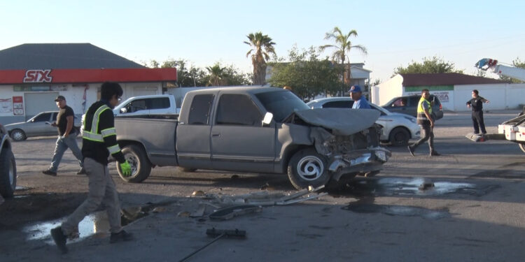 Encontronazo entre dos pick-ups en Delicias