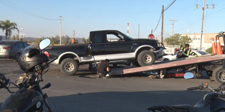 Encontronazo entre dos pick-ups en Delicias