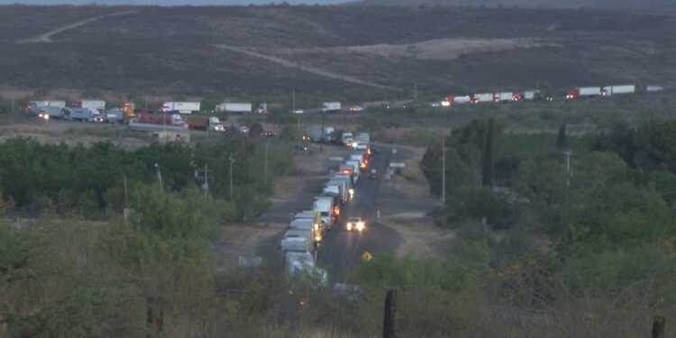 Cerraron transportistas la circulación en la salida a Juárez