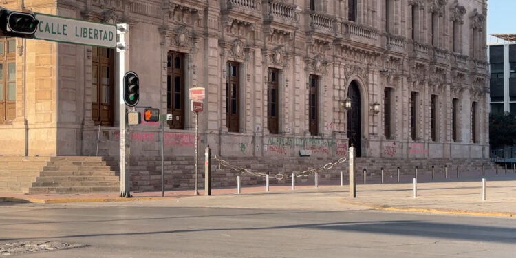 Ambientalistas protestan con pintas en Palacio de Gobierno contra proyectos habitacionales