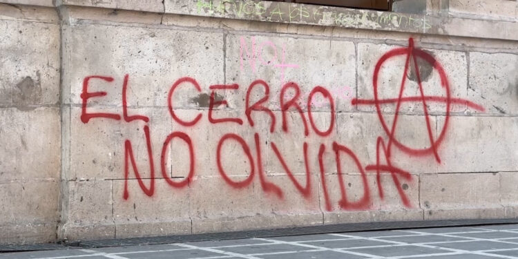 Ambientalistas protestan con pintas en Palacio de Gobierno contra proyectos habitacionales