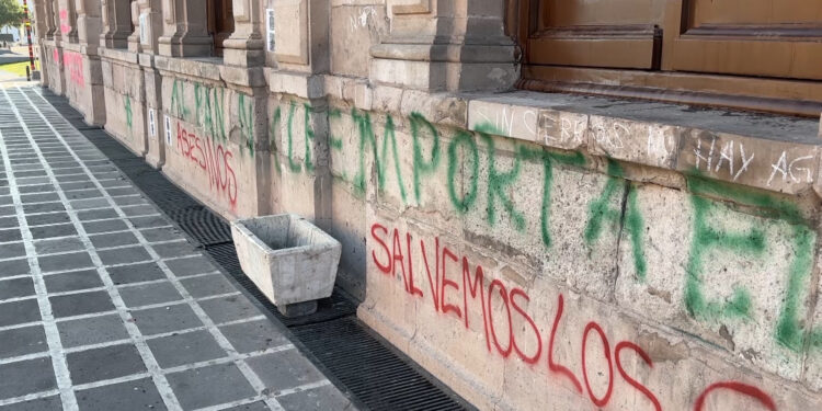 Ambientalistas protestan con pintas en Palacio de Gobierno contra proyectos habitacionales