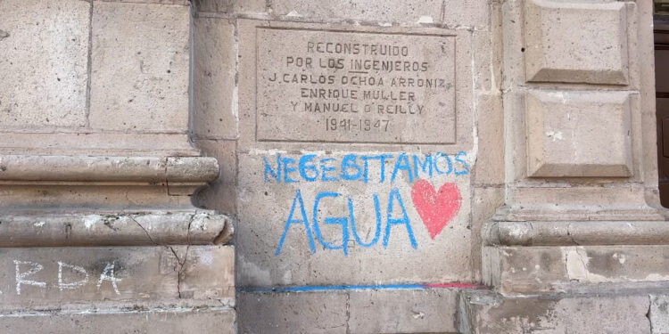 Ambientalistas protestan con pintas en Palacio de Gobierno contra proyectos habitacionales