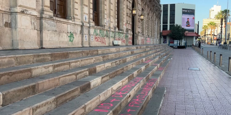 Ambientalistas protestan con pintas en Palacio de Gobierno contra proyectos habitacionales