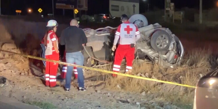 Muere adolescente en volcadura en el circuito universitario