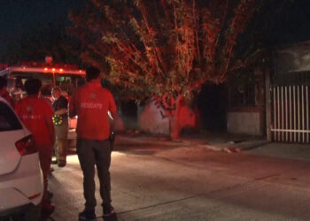 Fuego consume casa abandonada en Delicias